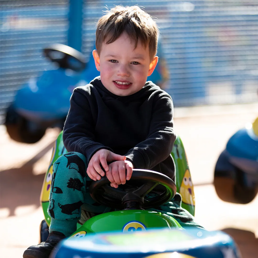 Bugbie Go Round - boy in green car